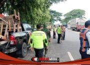 Satlantas Polres Pasuruan Tertibkan PKL dan Parkir Liar di Bundaran Sirkel Gempol