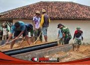 Meskipun Menjalankan ibadah Puasa, Satgas TMMD Kodim 0827/Sumenep Tetap Semangat Turunkan Material Tanah Untuk Pemasangan Paving