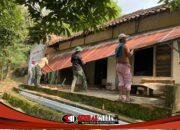 Mulai Dikerjakan, Satgas TMMD 127 Kodim 0827/Sumenep Bongkar Atap Rumah Milik Ibu Nima