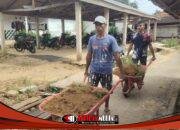 Satgas TMMD dan Warga Padatkan Pondasi MWK Masjid di Mandala