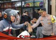 Kapolres Batu Bersama Wartawan Bagikan Ratusan Takjil untuk Pengendara