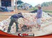 Angkut Batu Bata, Satgas TMMD Percepat RTLH Warga