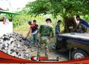 Percepat Progres Pembangunan, Satgas TMMD Ke 127 Kodim 0827/Sumenep Bahu Membahu Angkat Material Paving Block