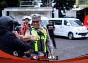 Sinergi Ramadan, Satlantas Polres Gresik dan Relawan Ambulans Berbagi Takjil