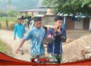 Serda Rama Eka Putra Bantu Petani Angkat Alat Perontok Padi di Dusun Karang
