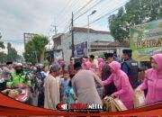 Polsek pungging bagikan 150 takjil untuk pengendara di jalan Brawijaya Mojosari
