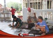 Kebersamaan Satgas TMMD dan Warga Menghampar Keramik Teras Masjid