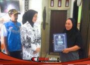 Sambangi Rumah Warga Semampir, Mbak Wali Beri Bantuan dan Menyerahkan Ijazah