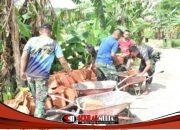Gunakan Arco, Satgas TMMD dan Warga Angkut Genteng RTLH