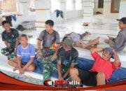 Di Teras Masjid Mandala, Satgas TMMD Belajar Bahasa Madura dari Warga