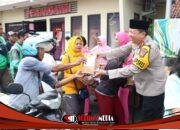 Polres Mojokerto Kota dan Bhayangkari Turun ke Jalan, Bagikan Takjil bagi Pengendara Saat Ramadan