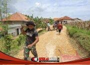 Bersama Warga, Satgas TMMD Kebut Pengaspalan Mandala