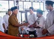 Bupati Gresik Salurkan Bingkisan Lebaran untuk 200 Petugas Kebersihan dan Keamanan SMP Negeri