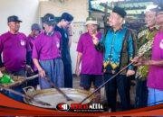 Bupati Yani Saksikan Prosesi Masak Kolak Ayam Sanggring di Gumeno