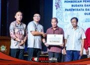 Wabup Gresik Serahkan Penghargaan kepada 30 Insan Pariwisata dan Budaya