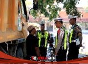Satlantas Gresik Tertibkan Truk Sumbu Tiga di Bunder Saat Arus Mudik