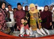 Gubernur Khofifah Kunjungi Pasar Bandeng Gresik, Disambut Antusias Warga