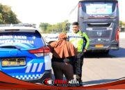 Aksi Cepat Polisi Gresik, Kejar Bus Mudik Demi Penumpang Tertinggal