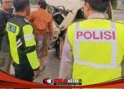 Unit Gakkum Satlantas Polres Lamongan Evakuasi Kecelakaan Tiga Kendaraan di Pucuk