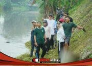 Ning Ita dan Cak Sandi Pimpin Kerja Bakti di Tanggul Sungai Mentikan, Wujudkan Lingkungan Bersih dan Aman