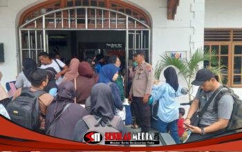 Pastikan Arus Balik Aman, Personel Polres Tanjungbalai Perketat Penjagaan di Stasiun KAI