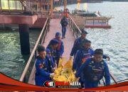 Satpolairud Polres Gresik Evakuasi Jasad Lansia di Dermaga Pelabuhan Petro