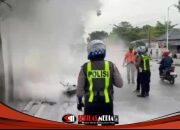 Respons Cepat Satlantas Gresik Padamkan Motor Terbakar, Tak Ada Korban Jiwa