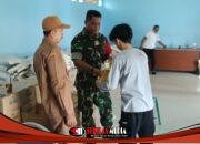 Babinsa Bangsal Kawal Penyaluran Bantuan Pangan, Ratusan Warga Terima Beras dan Minyak