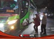 Tindaklanjuti Laporan Warga, Polsek kedamean Polres Gresik Antar Warga Terlantar Naik Bus Di Bunder