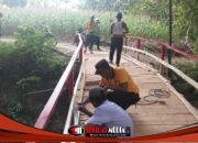 Polisi dan Warga Bangun Jembatan Darurat di Sambeng, Akses Antar Desa Kembali Terbuka
