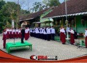 Police Go To School dalam Upacara di Hari Senin