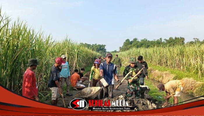 TNI dan Warga Gotong Royong Rapikan Akses Jalan Menuju Jembatan Garuda di Kemlagi