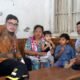 Kuatkan Nenek Sholikah yang Asuh Tiga Cucu, Mas Dhito: Ibu Harus Kuat