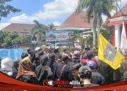 Ratusan Massa PSHT Gelar Unjuk Rasa di DPRD Kabupaten Blitar dan KONI