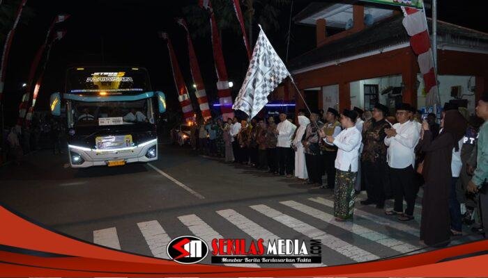 Bupati Mojokerto Berangkatkan 374 Jamaah Haji Kloter 64 Menuju Asrama Haji Sukolilo