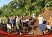 Polres Blitar Gotong Royong Bersihkan Material Tanah Longsor di Desa Ngadirenggo