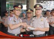 Dua Personel Polres Lamongan Terima Kenaikan Pangkat Pengabdian