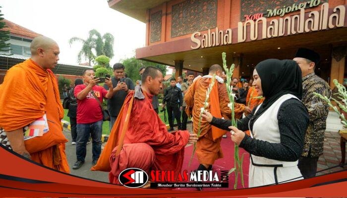 Biksu Thudong dari Empat Negara Singgah di Mojokerto, Perkuat Semangat Toleransi Jelang Waisak
