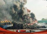 Gudang Pengolah Ban Bekas di Mojokerto Terbakar, Asap Hitam Membubung Tinggi di Jalur By Pass