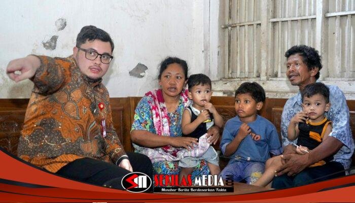 Mas Dhito Berikan Bantuan untuk Menopang Ekonomi Keluarga Nenek Sholikah