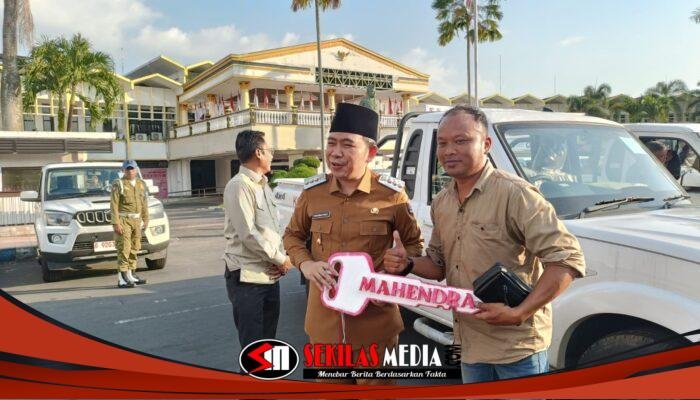 Gus Fawait Serahkan Kendaraan Operasional KDKMP