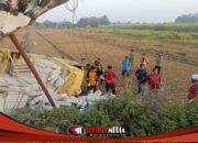 Truk Fuso Hantam Baliho di Bypass Mojokerto, Sopir Terjepit dan Kernet Terlempar 7 Meter