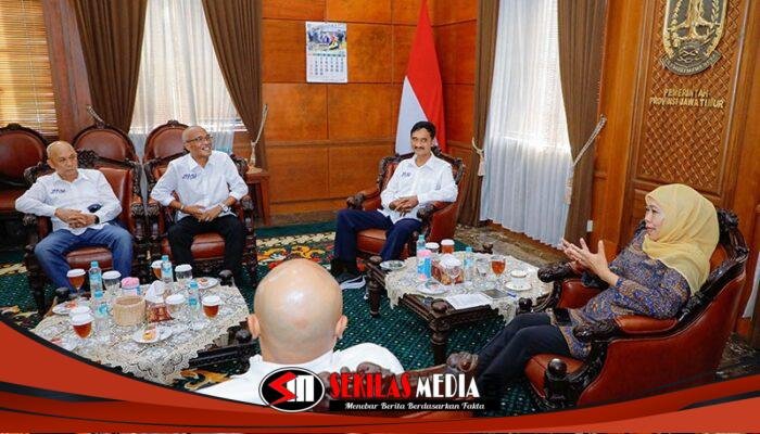 Gubernur Jatim Terima JMSI Jatim Award 2026 Kategori Keterbukaan Media Berkualitas