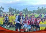 Danyonif 956/SBA Inf Bhirawa Anoraga, menyerahkan piala bergilir, Tegaskan dukung atlet muda Lewat Turnamen Sepakbola Usia Dini