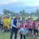 Danyonif 956/SBA Inf Bhirawa Anoraga, menyerahkan piala bergilir, Tegaskan dukung atlet muda Lewat Turnamen Sepakbola Usia Dini