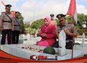 Peringati Hari Bhayangkara ke-80, Polres Batu Ziarah ke TMP Suropati dan Salurkan Tali Asih untuk Purnawirawan