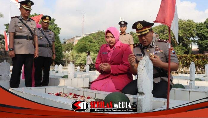 Peringati Hari Bhayangkara ke-80, Polres Batu Ziarah ke TMP Suropati dan Salurkan Tali Asih untuk Purnawirawan