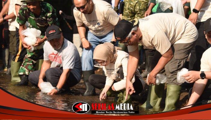 Bangun Kesadaran Jaga Sungai, Mbak Wali Pimpin Kerja Bakti Bersihkan Sungai Kedak