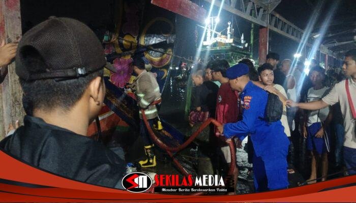 Satpolairud Polres Lamongan Tangani Kebakaran Kapal Nelayan di PPN Brondong