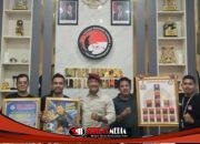 HUT Bhayangkara ke-80: Pers & Advokat Muda Beri Tumpeng-Karikatur ke Kasat Narkoba Labuhanbatu
